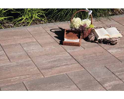 Pietre de pavaj cu obiecte decorative în aer liber