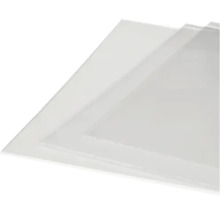 Mai multe plăci transparente de plastic stivuite