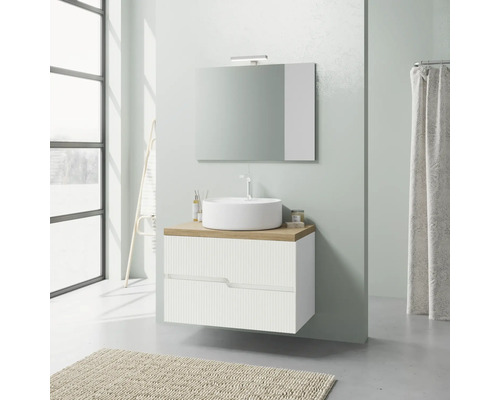 Scenă de baie cu dulap de bază pentru lavoar, lavoar așezat și oglindă