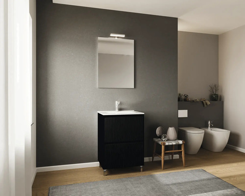 Baie cu dulap de lavoar, oglindă, toaletă și bideu.