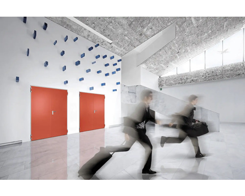 Interior cu două uși și două persoane grăbite cu bagaje