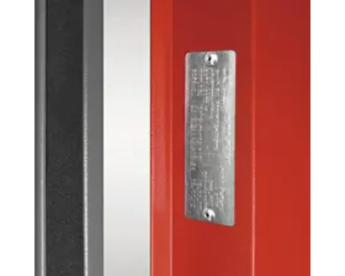 Plăcuță metalică cu gravură pe o suprafață