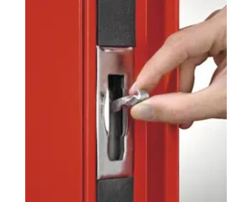 Mână introduce o cheie într-o broască de dulap