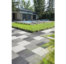 Alee de grădină pavată cu casă, piscină și grădină