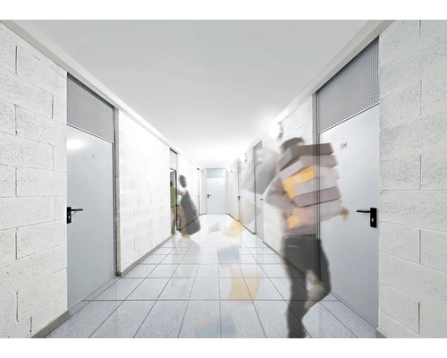 Coridor cu uși de apartament și persoană care cară cutii de mutare