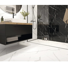 Baie modernă cu lavoar negru, lavoar alb așezat pe blat și plăci de faianță cu aspect de marmură