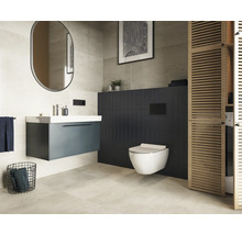 Baie modernă cu lavoar, oglindă, WC suspendat și dulap din lemn