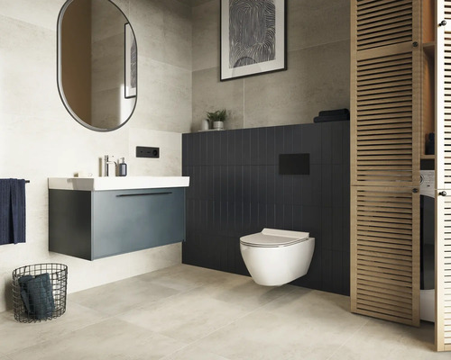 Baie modernă cu lavoar, oglindă, WC suspendat și dulap din lemn