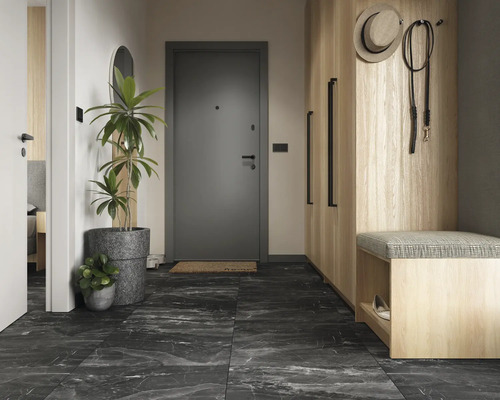 Zonă de intrare cu plantă, ușă, dulap și bancă pe o podea cu gresie închisă la culoare.
