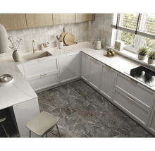 Bucătărie modernă cu dulapuri albe, chiuvetă și plită