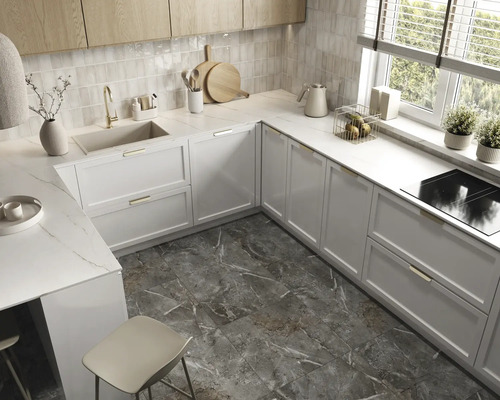 Bucătărie modernă cu dulapuri albe, chiuvetă și plită