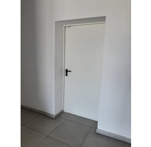Ușă interioară albă cu mâner negru într-o cameră luminoasă
