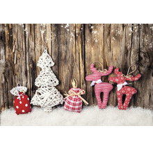 Decorațiuni de Crăciun cu săculeți de cadouri, brad și reni pe zăpadă în fața unui perete de lemn