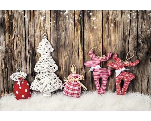 Decorațiuni de Crăciun cu săculeți de cadouri, brad și reni pe zăpadă în fața unui perete de lemn