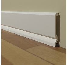 Plintă pe un perete pe o podea de lemn