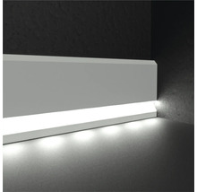 Plintă cu iluminare integrată în cameră