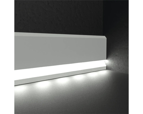 Plintă cu iluminare integrată în cameră