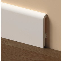 Plintă din plastic pe perete și podea din lemn