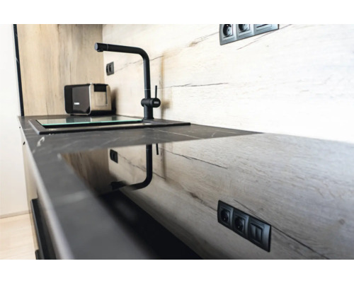 Chiuvetă de bucătărie cu baterie și blat de lucru într-un design modern