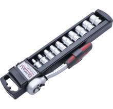 Set de chei tubulare cu clichet și diverse atașamente într-un suport negru