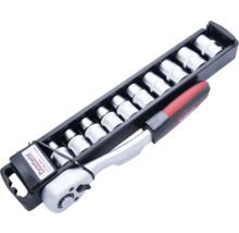 Set de chei tubulare cu clichet și diverse accesorii într-o cutie de depozitare.