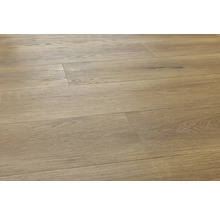 Panouri de podea din lemn deschis la culoare, montate