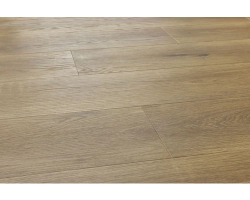 Panouri de podea din lemn deschis la culoare, montate