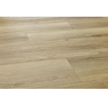 Prim-plan cu panouri de parchet laminat montate cu structură de lemn