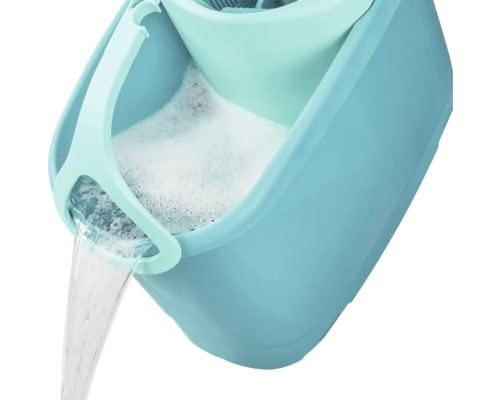 Găleată albastră de curățenie cu apă și spumă este vărsată.