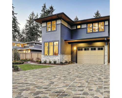 Alee de acces către o casă cu pavaj