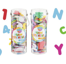 Două recipiente transparente cu autocolante din spumă Moxy, unul cu numere și celălalt cu litere.