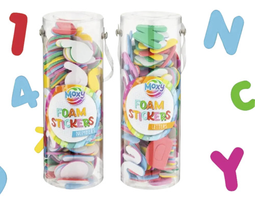 Două recipiente transparente cu autocolante din spumă Moxy, unul cu numere și celălalt cu litere.