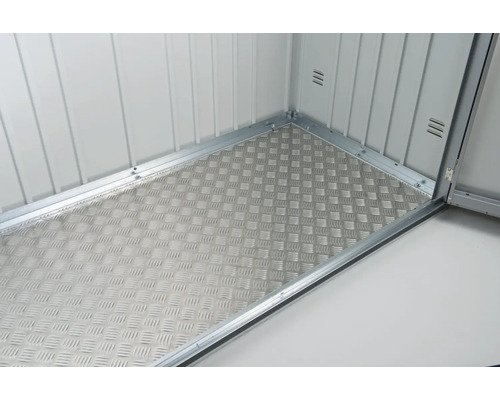 Vedere într-o magazie de scule cu podea din tablă striată.