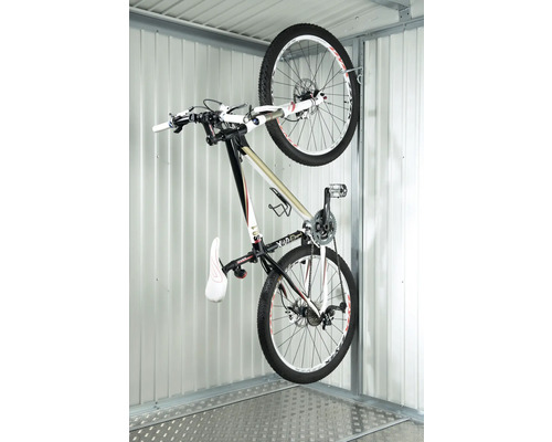 Bicicletă pe un suport de biciclete într-un garaj