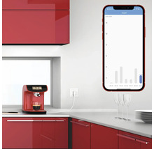 Scenă dintr-o bucătărie cu un aparat de cafea și un smartphone pentru afișarea consumului de energie.