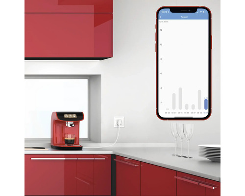 Scenă dintr-o bucătărie cu un aparat de cafea și un smartphone pentru afișarea consumului de energie.