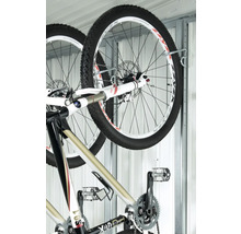 Biciclete pe un suport de perete pentru biciclete