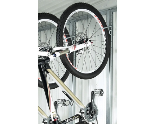 Biciclete pe un suport de perete pentru biciclete