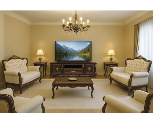 Living amenajat clasic cu televizor, canapele, măsuță de cafea și lustră