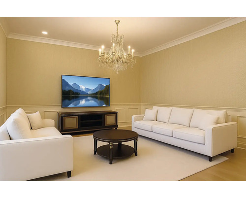 Living luminos cu canapea, fotoliu, televizor și candelabru