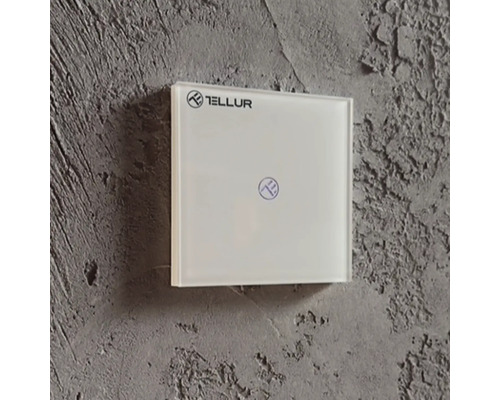 Întrerupător de lumină cu logo-ul Tellur pe perete