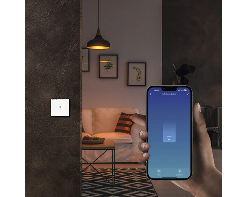 Scenă dintr-o sufragerie cu un întrerupător inteligent de lumină și un smartphone pentru a controla luminile