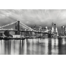Fotografie alb-negru a podului Brooklyn și a orizontului orașului New York pe timp de noapte