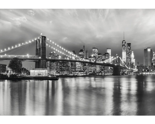 Fotografie alb-negru a podului Brooklyn și a orizontului orașului New York pe timp de noapte