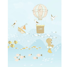 Ilustrație cu balon cu aer cald, barcă, pescăruși, pești și urs cu colac de salvare