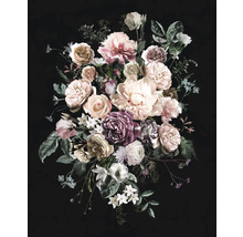 Aranjament floral cu trandafiri, bujori și alte flori pe fundal întunecat