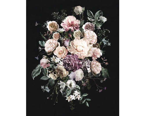 Aranjament floral cu trandafiri, bujori și alte flori pe fundal întunecat