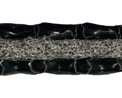 Secțiune transversală a unei plăci de drenaj cu structură tip fagure