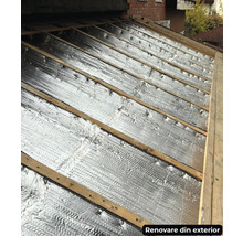 Izolație de acoperiș cu folie de aluminiu între grinzi de lemn