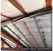 Izolație de acoperiș cu folie multistrat și vată izolatoare între grinzi de lemn